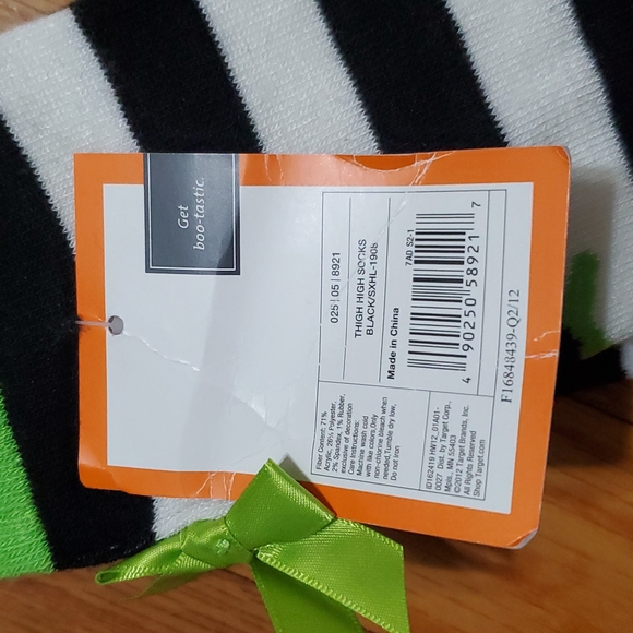 1 Pair of Stripped Thigh High Socks With Green Bows NWT - Picture 2 of 8